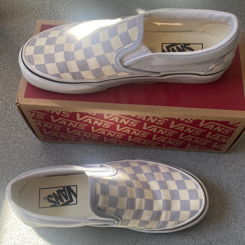 Barely worn women’s vans no stains or marks.  In great condition.